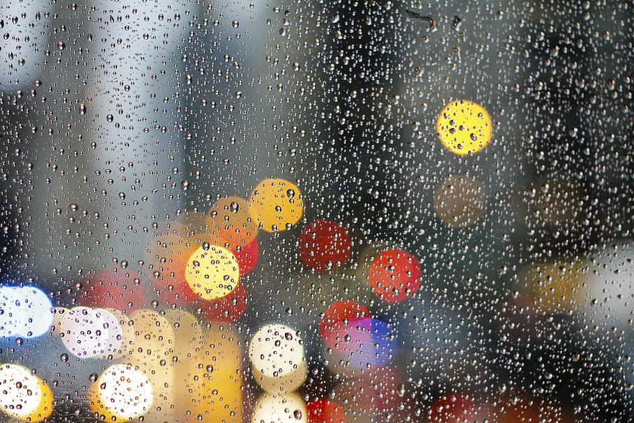 droplets on glass panel, bokeh photography of glass board with dews and lights HD wallpaper