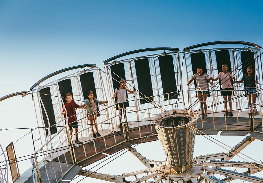 group of people riding in amusement ride, children on amusement park ride HD wallpaper