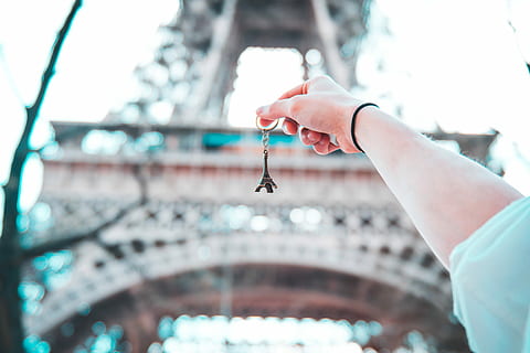 person holding Eiffel Tower keychain, person holding Eiffel Tower key chain infront of Eiffel Tower HD wallpaper
