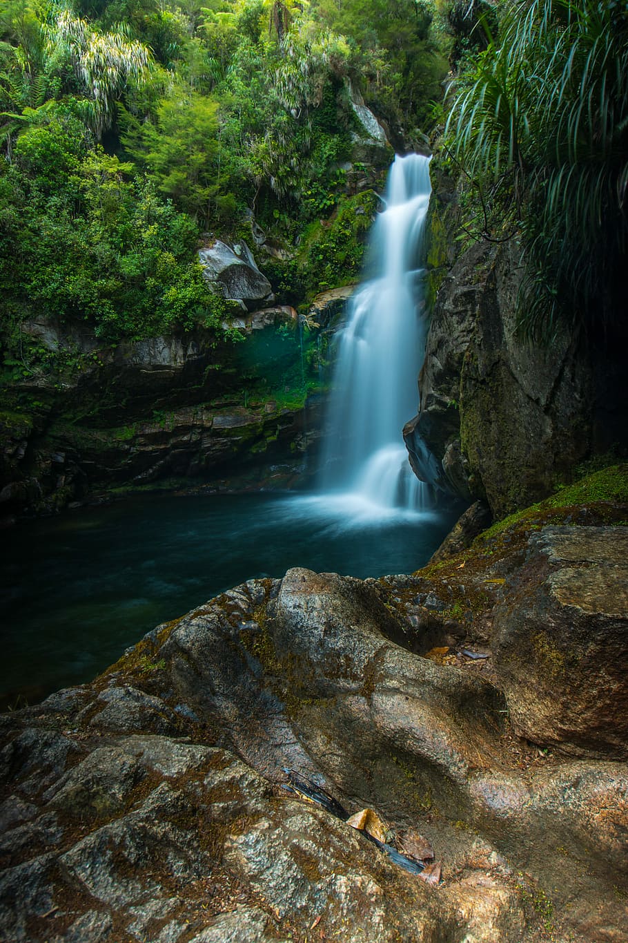 New year stunner, green trees and waterfall at daytime, mist HD wallpaper