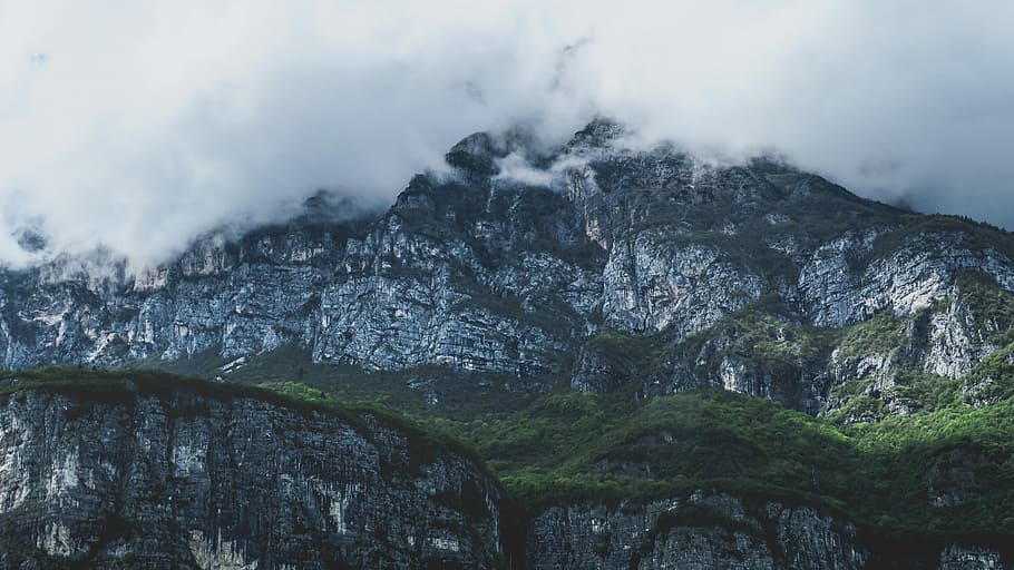 fog covered mountain, landscape photography of gray mountain covered with fogs HD wallpaper