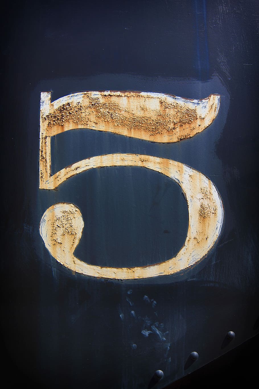 number 5 wood artwork, white g number on blue background, texture, HD wallpaper