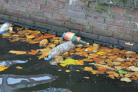 floating bottles on water, garbage, pollution, plastic, waste HD wallpaper