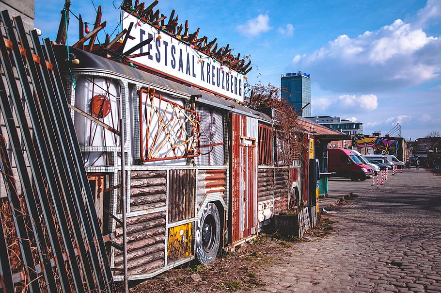Festsaal signboard, van parked near SUVs during daytme, rust HD wallpaper