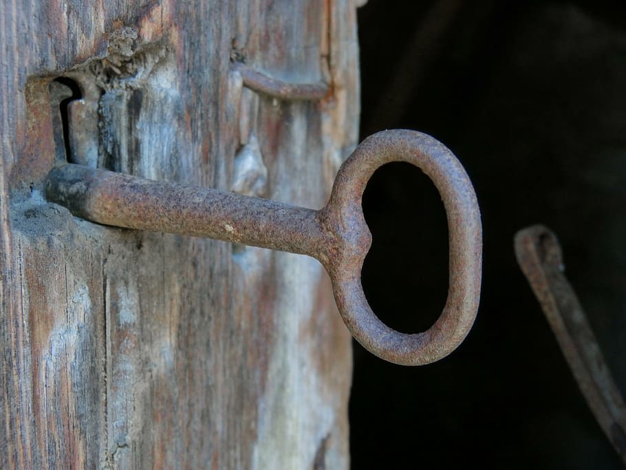 shallow photograph of brown skeleton key, lock, door, old, iron HD wallpaper