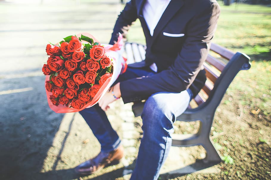 Man with a Bouquet of Roses, bench, flowers, gentleman, love, HD wallpaper