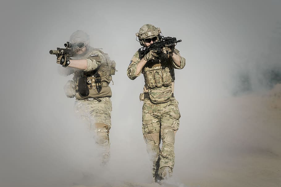 photography of two soldier rifles, war, desert, guns, gunshow, HD wallpaper