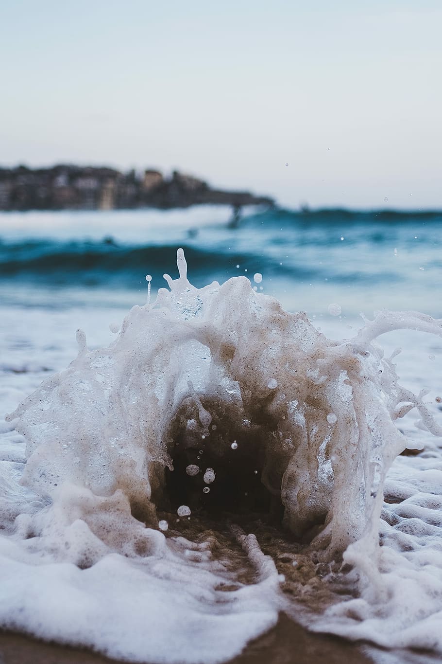 ocean waves splashing on shore at daytime, closeup photography of ocean wave on shore HD wallpaper