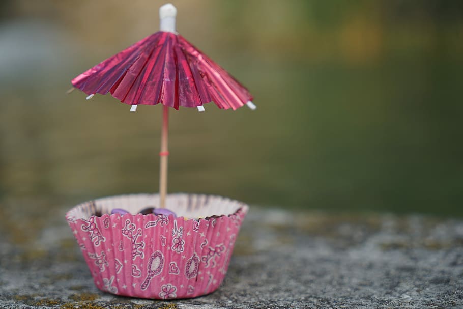 muffin, umbrella, focus on foreground, red, food and drink HD wallpaper