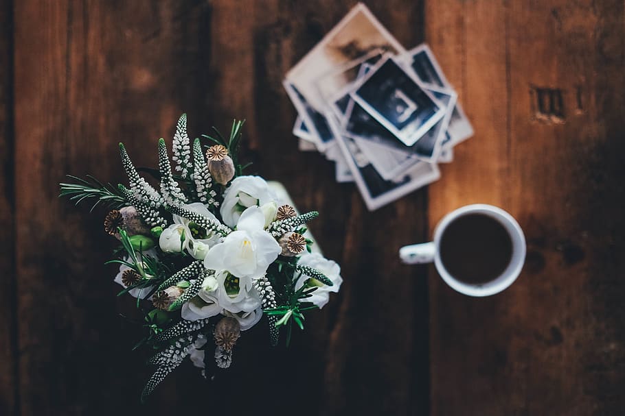 brown wooden table with mug and photo frame, fuzzy, vague, blurry HD wallpaper