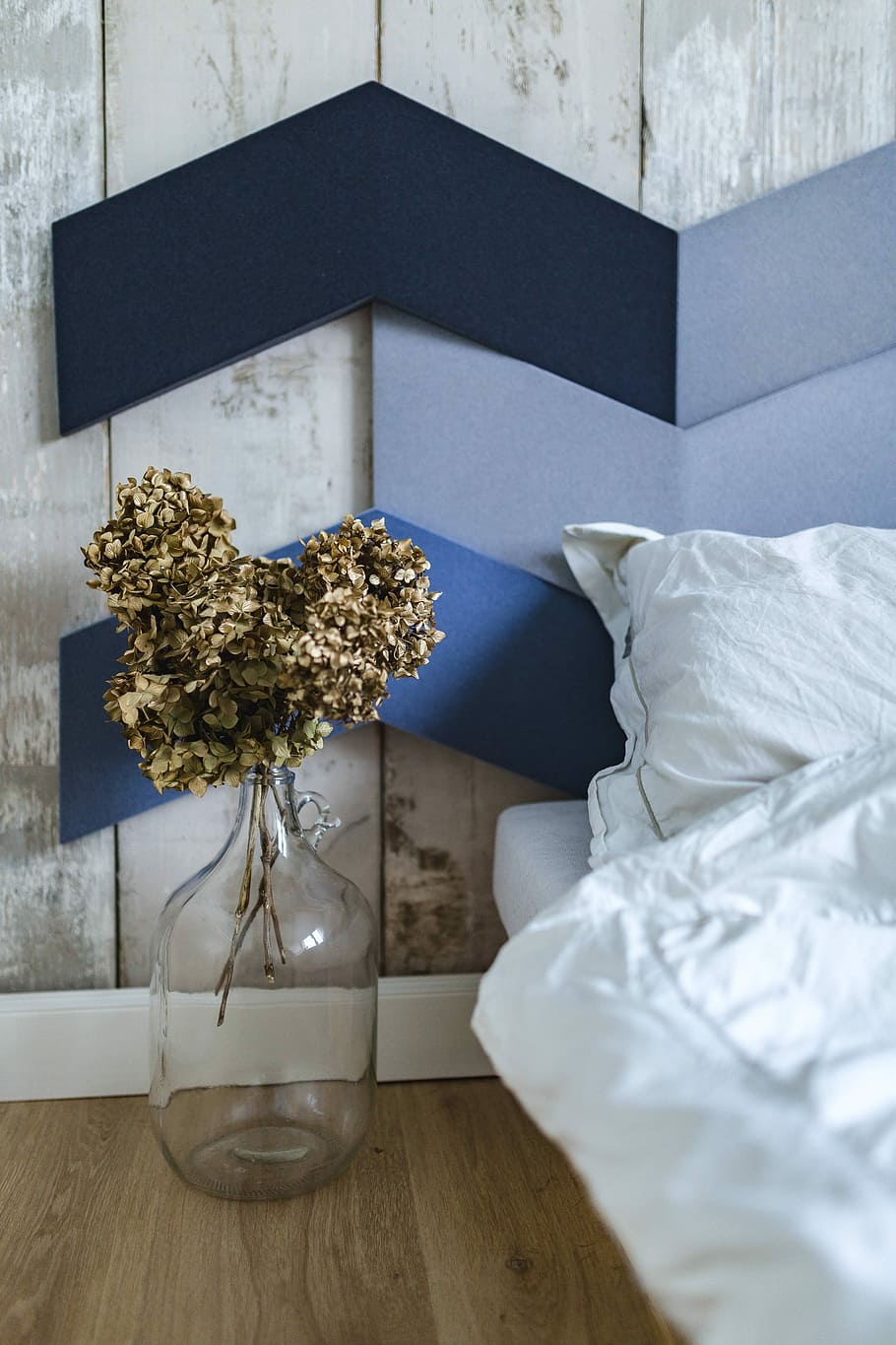 Designer bedroom with an ornamental golden plant in a jar by the bed HD wallpaper