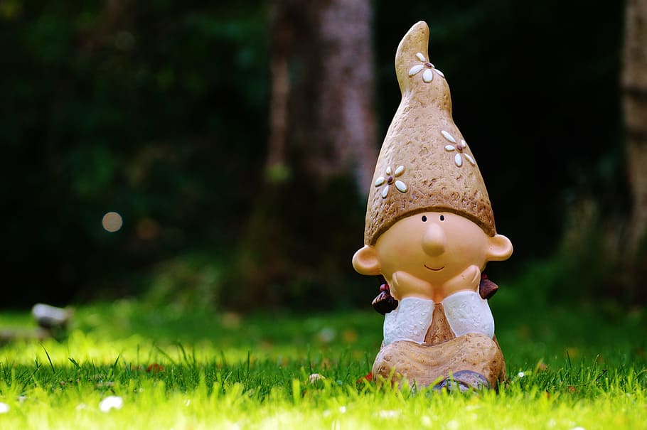 selective focus photography of gnome figurine, dwarf, imp, meadow HD wallpaper