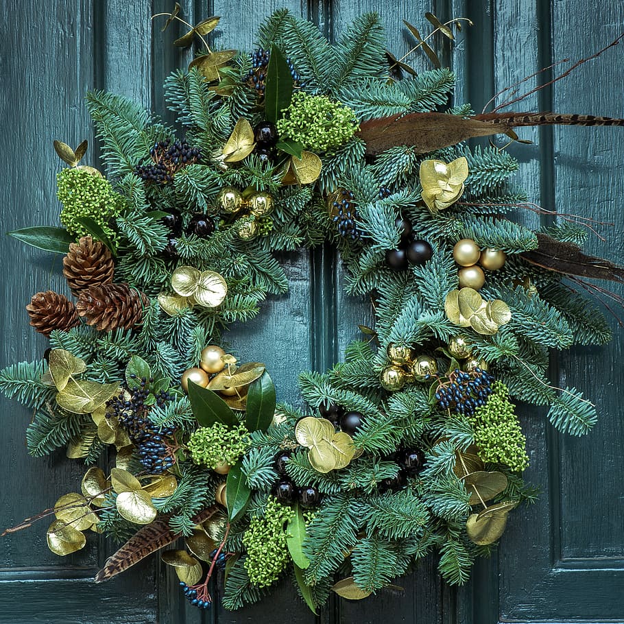 green wreath, green and brown floral wreath, cones, pine, leaves HD wallpaper
