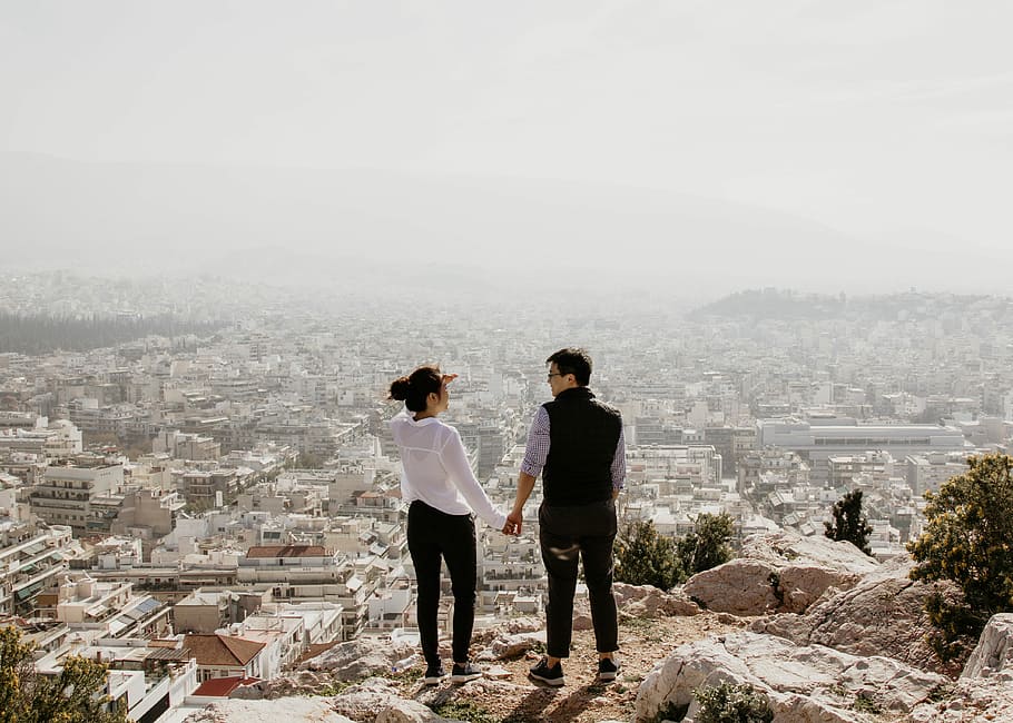 man and woman holding their hands together while standing on top of cliff, man and woman holding hands HD wallpaper