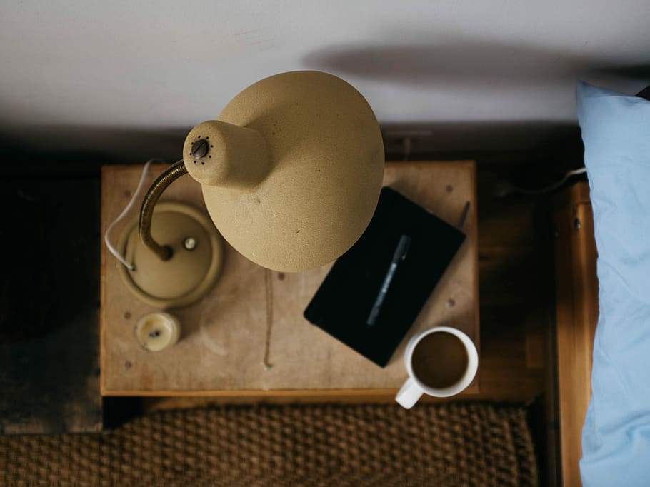 beige gooseneck desk lamp on table, brown and black gooseneck lamp HD wallpaper