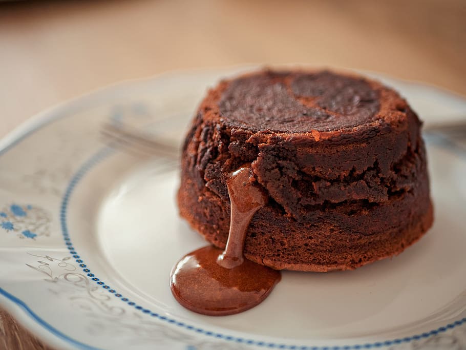 food, plate, blur, chocolate, cake, close -up, cupcake, delicious HD wallpaper