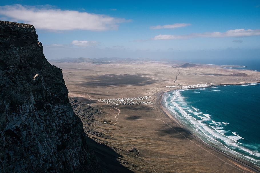 aerial photo of ocean in front mountain, aerial photograph of shoreline HD wallpaper