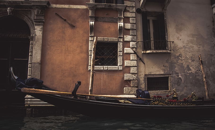boat near concrete structure, brown boat on body of water near building at daytime HD wallpaper