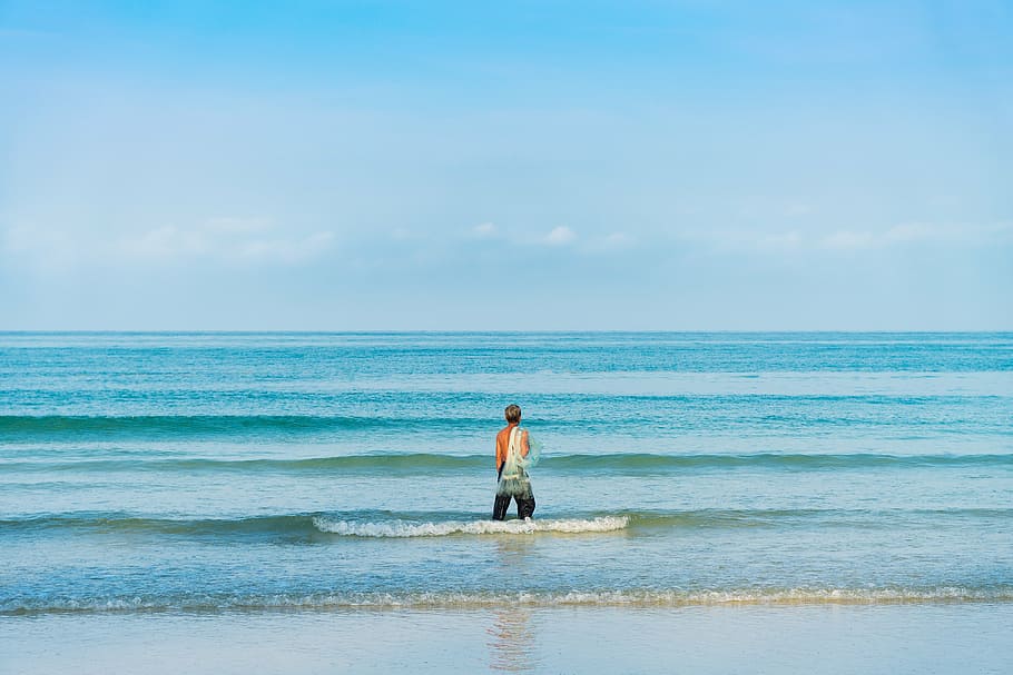 man standing near shoreline while water splashing, fisherman HD wallpaper