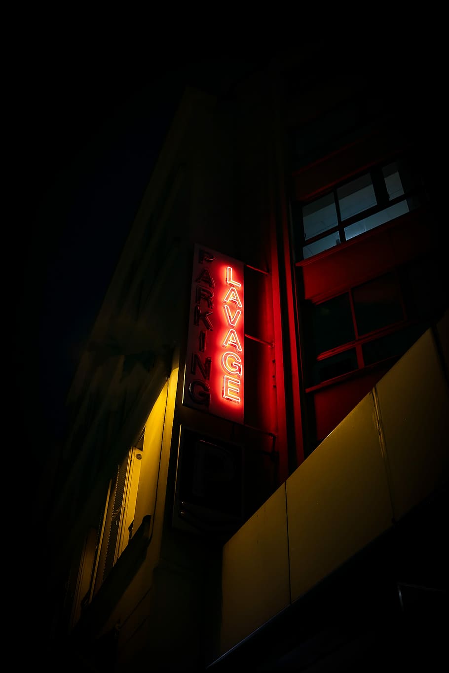 Lavage signage, low-angled photography of lavage neon signage on building HD wallpaper