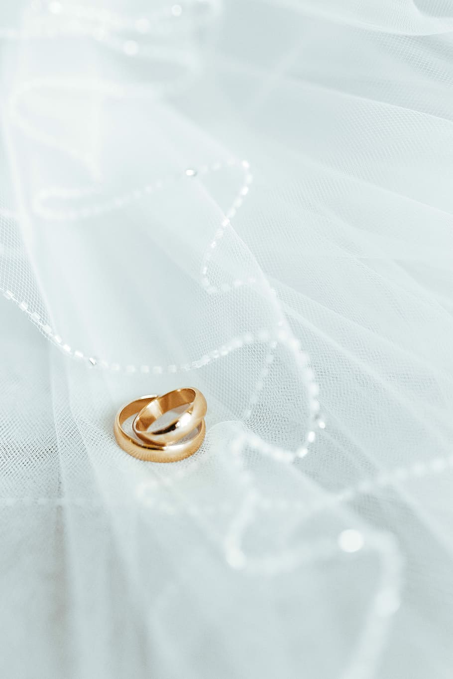 Preparations to a wedding, white, golden, diamond, dress, earrings