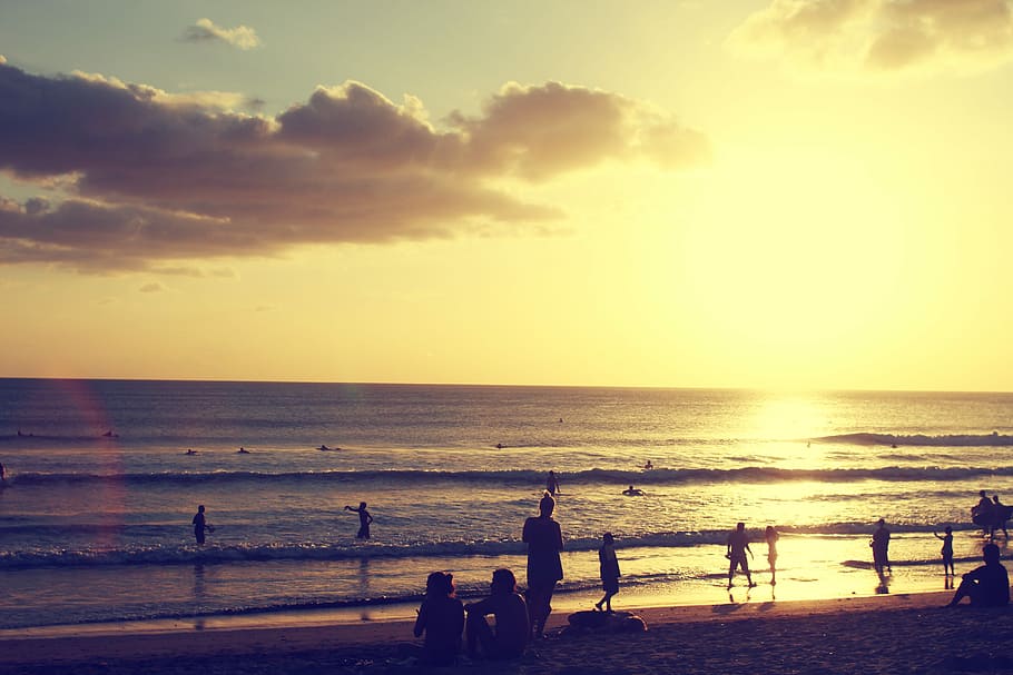 silhouette photography of people standing on shore near sea, silhouette of group of people on seashore during golden hour HD wallpaper