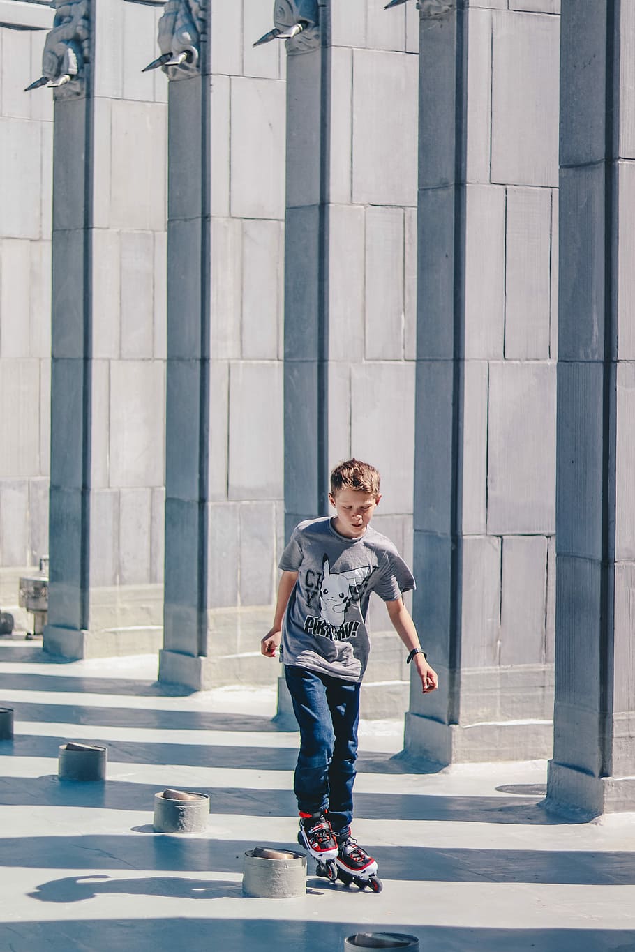 boy using inline skates on hallway, kid inline skating in concrete floor HD wallpaper