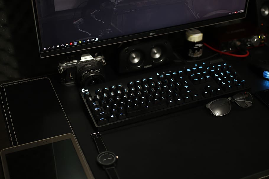 black flat screen computer monitor with keyboard, black computer keyboard HD wallpaper