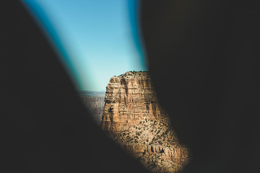 Through the gap… into the expanse, photo of brown cliff during daytime HD wallpaper