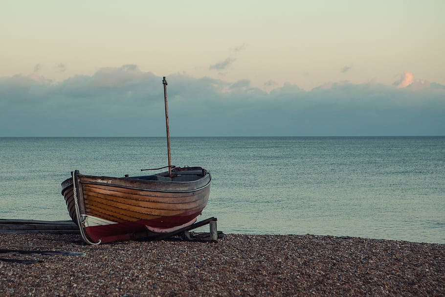 A boat sits on the shore on a tranquil sunset in Southern England, image captured with a Canon 5D HD wallpaper