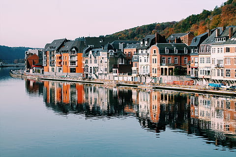 assorted-color of houses near lake, houses near body of water with boat on docks HD wallpaper