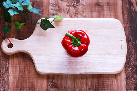 red bell pepper on wooden chopping board, wood - Material, food HD wallpaper