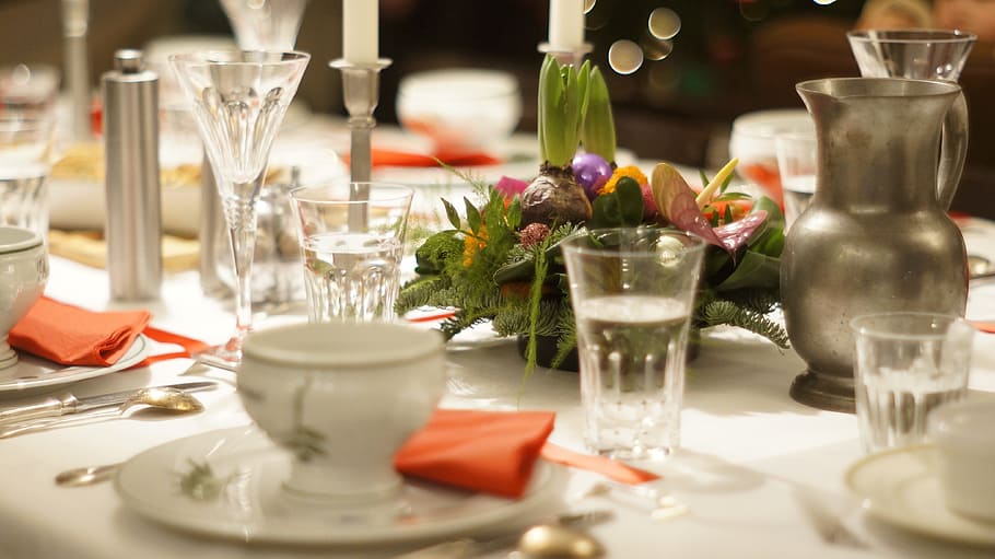 closeup of formal dinner table setting, christmas, festive, plate, HD wallpaper