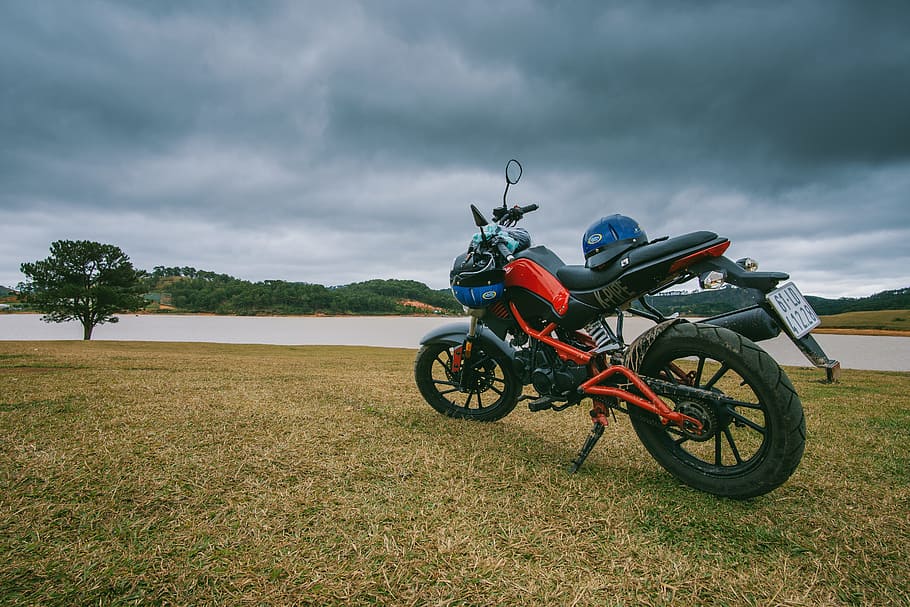 Red and Black Standard Motorcycle on Green Grass Field, bike HD wallpaper