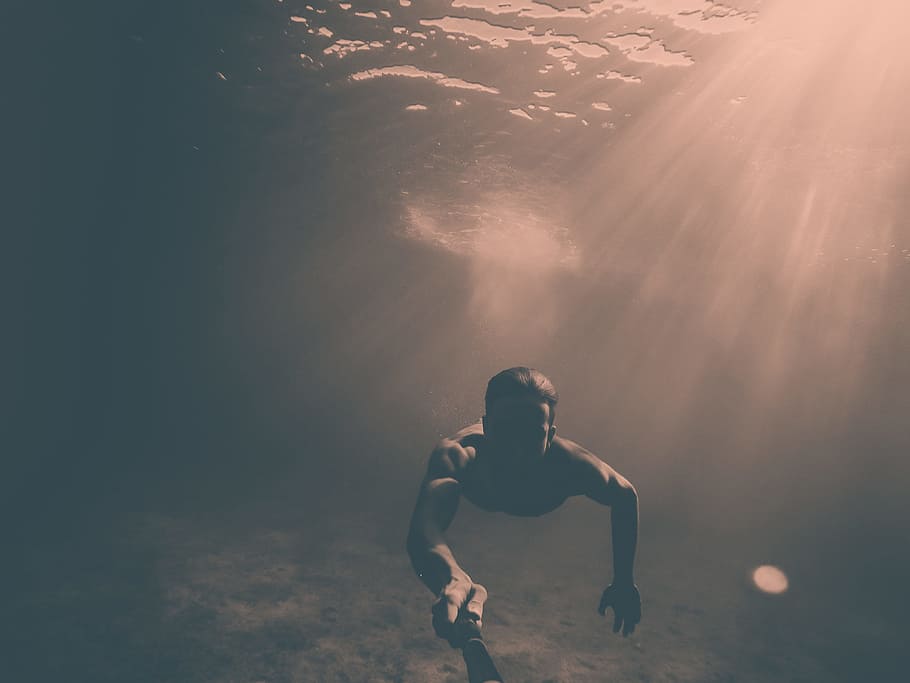 man holding black monopod while under the sea, man holding action camera underwater HD wallpaper