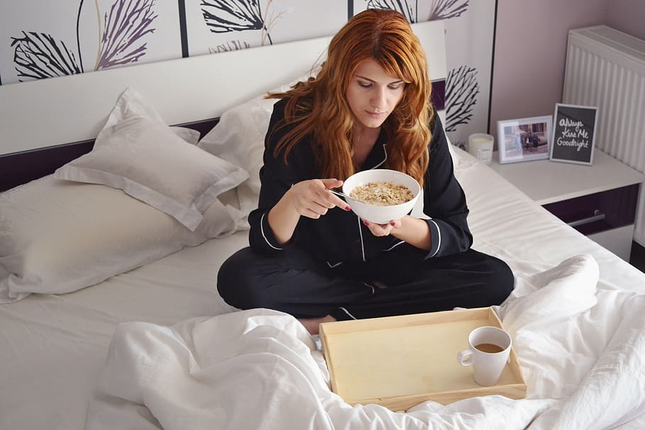 woman on bed eating cup of noodle, girl in bed, breakfast in bed, HD wallpaper