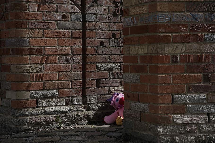 Missed 4 of 8, brown brick wall, brickwork, city, urban, real people HD wallpaper