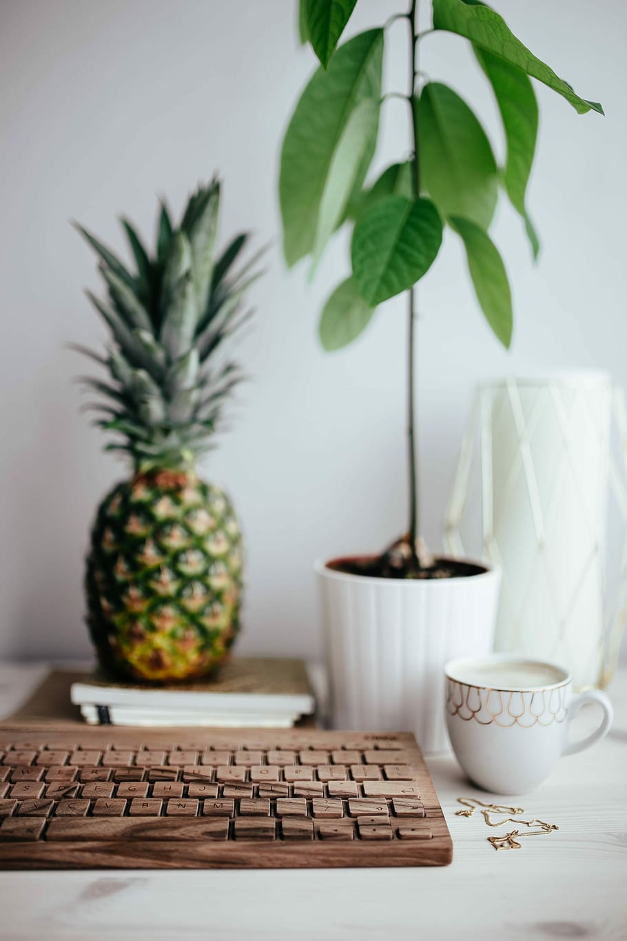 Wooden keyboard and cup of coffee, technology, desk, oree, cappucino HD wallpaper