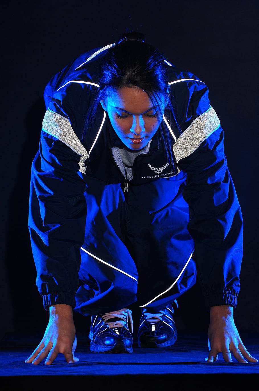 close-up photograph of woman wearing blue zip-up jacket, runner HD wallpaper