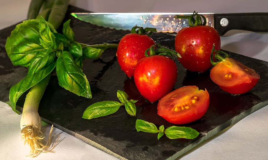 red tomatoes on black plate, sliced red and orange tomatoes, photo HD wallpaper