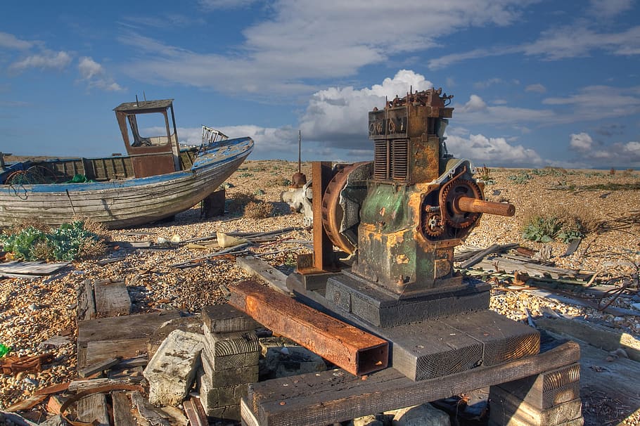 An abandoned boat and engine lie on the coast at Dungeness, Kent, England, HD wallpaper
