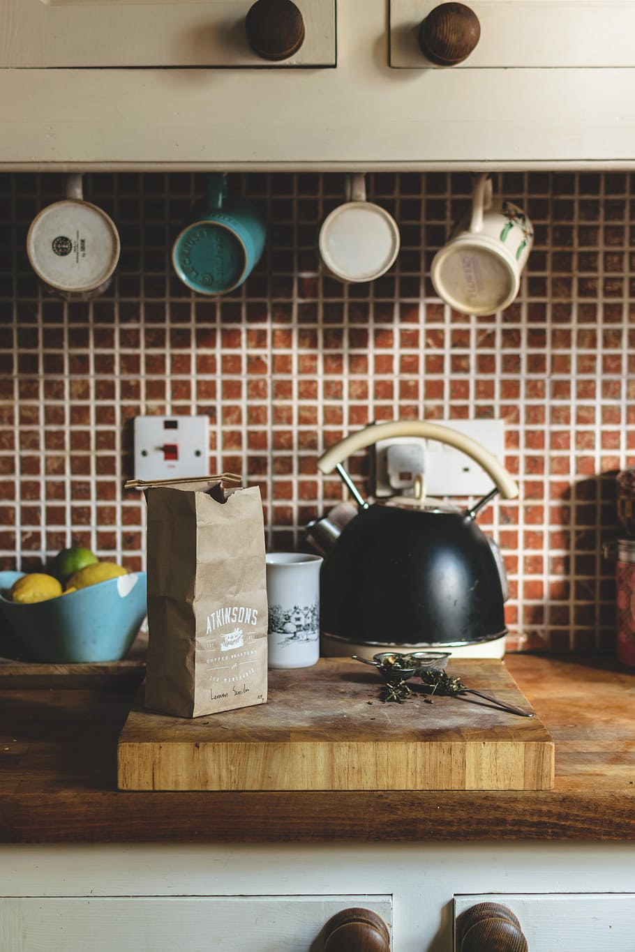 black whistling kettle, black and beige whistle kettle near on chopping board HD wallpaper