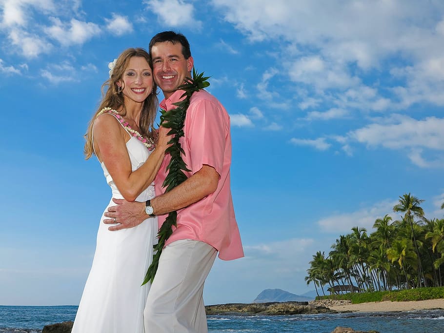 hugging couple at beach during cloudy daytime, hawaii, wedding HD wallpaper