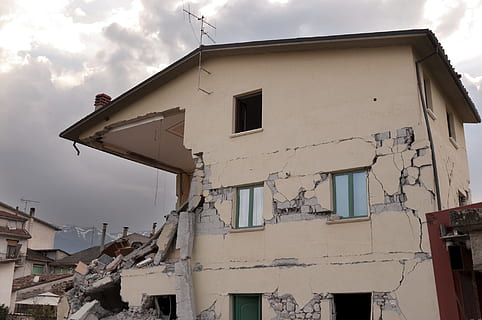 beige concrete house, earthquake, rubble, collapse, disaster HD wallpaper