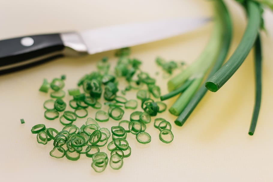 sliced spring onions, chives, green onion, vegetables, food, knife