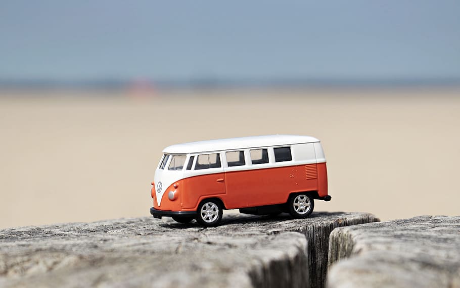 shallow focus photography of white and red Volkswagen Samba die-cast toy car, HD wallpaper