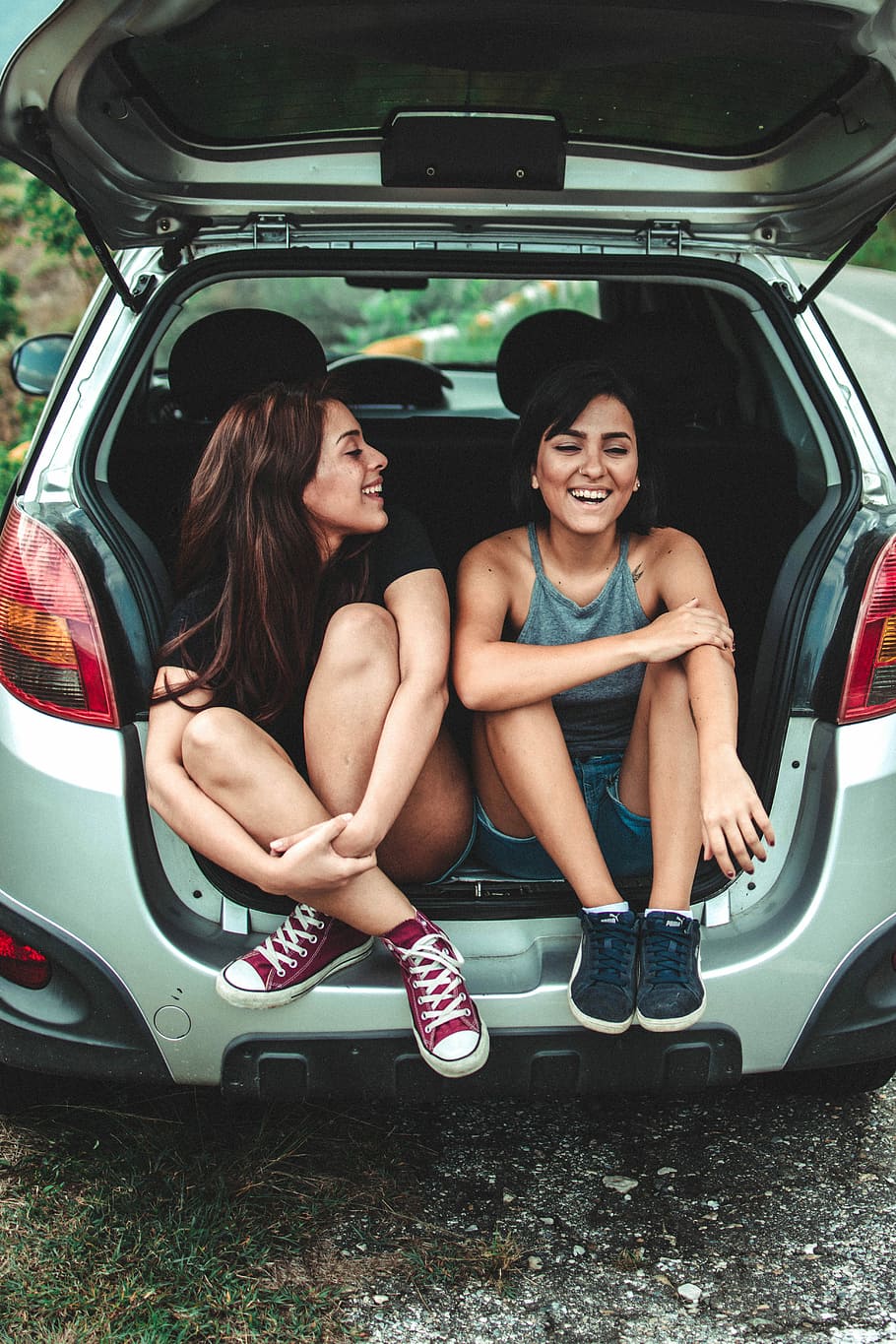 two women sitting at the back of the car, two women sitting on vehicle trunk HD wallpaper