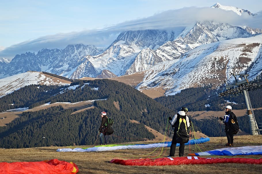 person riding zipline, people landed from paragliding, Paraglide HD wallpaper