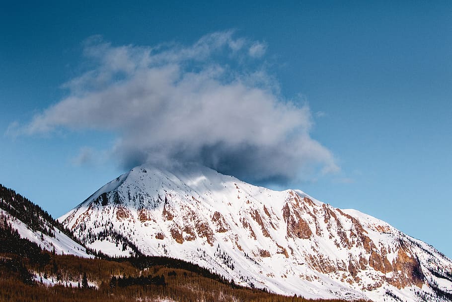 white and gray mountain under blue sky at daytime, mountain with smoke on top HD wallpaper