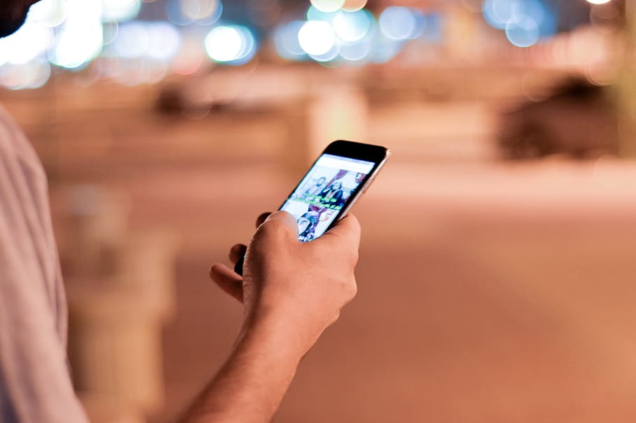 Man Holding and Scrolling a Black Smartphone, browse, browsing HD wallpaper
